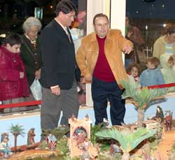 el alcalde observando el belén