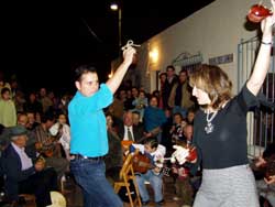 paisanos del garrobillo bailando